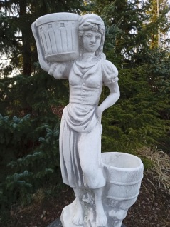 Staty kvinna med korg, trädgårdskonst