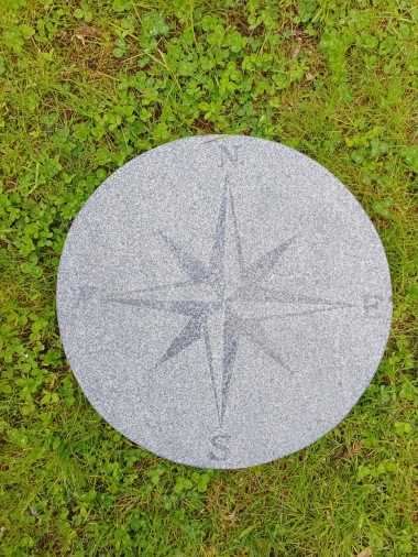 granitkompass kompass i granit trädgårdskonst polerad granit