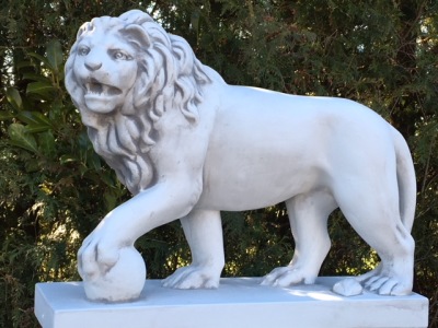 Staty Lejon går, vit trädgårdskonst