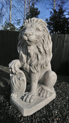 Trädgårdskonst lejon , trädgårdsstaty vit, lejon med sköld
