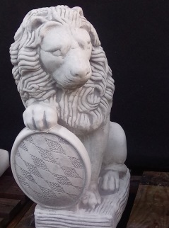 trädgårdskonst lejon med sköld , staty till trädgården