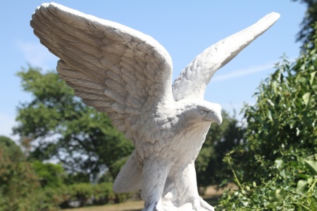 staty örn som lyfter trädgårdskonst