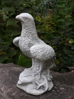 Staty vit örn trädgårdskonst