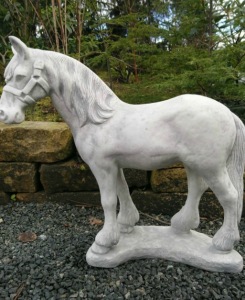 Staty häst trädgårdskonst