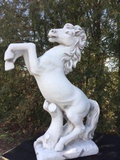 Staty stegrande häst, vit häst