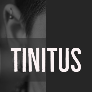 Syn-tolkning: En närbild på ett öra. Bilden beskriver tininitus.