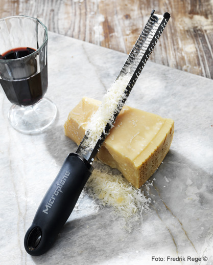 Ett tips på onödiga men nödvändiga köksprylar. Jag har blivit förälskad i min Microplane. Ett smidigt rivjärn som ger finriven fluffig parmesan. Den funkar naturligtvis till att riva mycket annat. Ett tips på onödiga men nödvändiga köksprylar. Jag har blivit förälskad i min Microplane. Ett smidigt rivjärn som ger finriven fluffig parmesan. Den funkar naturligtvis till att riva mycket annat.