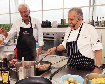 Under sommarhalvårets lördagar besöks Vikentomater av Sveriges förnämsta kockar som lagar mat i gårdsbutikens kök inför publik. Här är det Johnny Johansson och Crister Svantesson som håller gastronomisk show. Under sommarhalvårets lördagar besöks Vikentomater av Sveriges förnämsta kockar som lagar mat i gårdsbutikens kök inför publik. Här är det Johnny Johansson och Crister Svantesson som håller gastronomisk show.