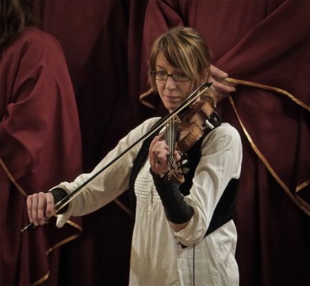 Riksspelman Maria Larsson från Karlanda medverkade i konserten. Riksspelman Maria Larsson från Karlanda medverkade i konserten.