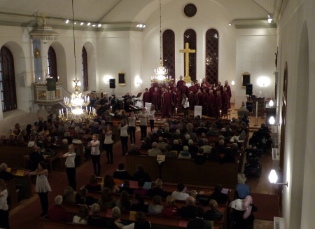 Västra Fågelviks kyrka med kören Holy Inspiration, musiker och dansare. Västra Fågelviks kyrka med kören Holy Inspiration, musiker och dansare.