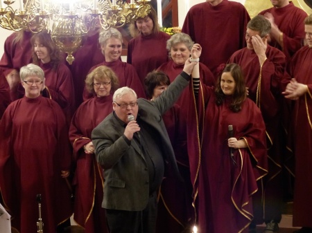 Runar Patriksson hyllade kören och körledaren Elinor. Runar Patriksson hyllade kören och körledaren Elinor.
