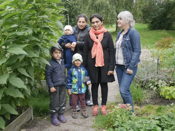 I Biskopsgården driver ett gäng grannar en odling som både bidrar med grönsaker och blommor såväl som gemenskap. I Biskopsgården driver ett gäng grannar en odling som både bidrar med grönsaker och blommor såväl som gemenskap.