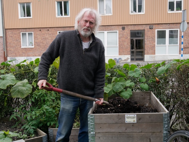 I Majorna i Göteborg driver Leif Strand Kompostbutiken som tar tillvara på boendes matavfall och gör kompost som sedan används i lokala odlingar. I Majorna i Göteborg driver Leif Strand Kompostbutiken som tar tillvara på boendes matavfall och gör kompost som sedan används i lokala odlingar.