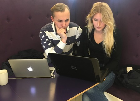 Victor Dahlberg och Julia Persson arbetar tillsammans med ett projekt just nu Victor Dahlberg och Julia Persson arbetar tillsammans med ett projekt just nu