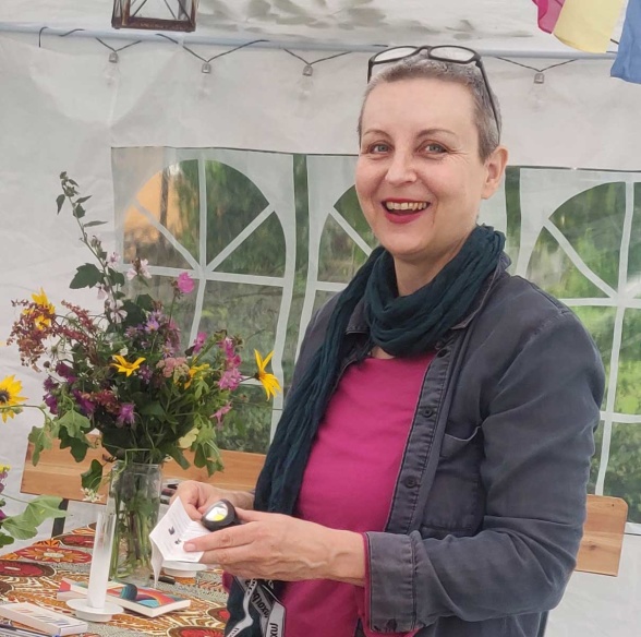 Mirjam förbereder långbordet i Vårberg