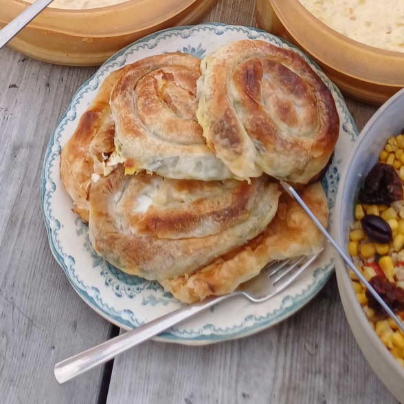 Den fantastiska såsen till rätten Papa Huancaina på långbordet i Vårberg