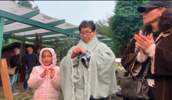 Margarita och hennes barnbarn på långbordsträff hos Odla Ihop i augusti 2025