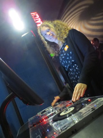 Sara testar rollen som DJ på EMP museum