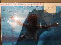 Orginalfotot till Nirvanas Nevermind album. Fotot är inte särskilt bra då bilden låg i en glasmonter. Jag älskar den handskrivna texten uppe i högra hörnet. Man får en bild av diskussionen som måste skett bakom kulisserna när man valde detta ikoniska fotot.