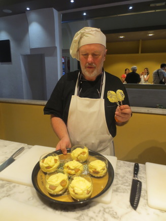 Vår kock och instruktör visar oss hur mår Tiramisu blev. Vår kock och instruktör visar oss hur mår Tiramisu blev.
