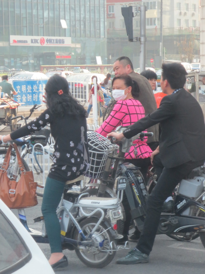 Luften i Peking är dålig, många använder munskydd för att skydda sig. Att använda hjälm för att skydda sig mot potentiella trafikolyckor verkar inte lika högprioriterat. Luften i Peking är dålig, många använder munskydd för att skydda sig. Att använda hjälm för att skydda sig mot potentiella trafikolyckor verkar inte lika högprioriterat.