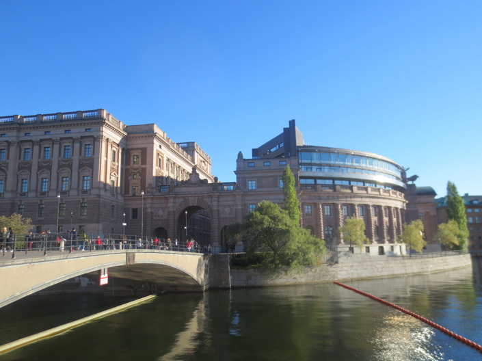 Vi tog en härlig promenad i solskenet. Här promenerade vi förrbi riksdagshuset. Vi tog en härlig promenad i solskenet. Här promenerade vi förrbi riksdagshuset.