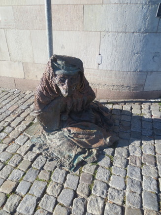 En hemlös räv satt staty nära riksdagshuset