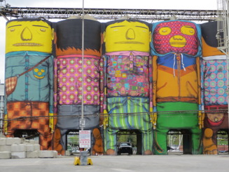 Coola målade silos i Vancouvers  hamnområde