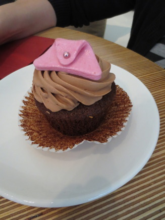 En gullig och god cupcake från caféet, dekorerad med en handväska på toppen.