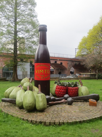 Ett konstverk föreställande en typiskt brittisk dryck som inte riktigt slagit utomlands. Det togs fram som ett alkoholfritt alternativ.