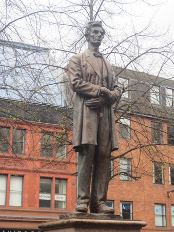 Lincolns present till staden