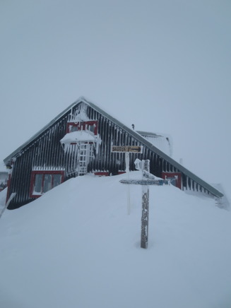 Låktatjåkko Fjällstation i vinterskrud