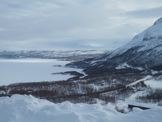 Tåget mot Narvik for förbi med sin last av järnmalm.