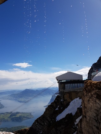 Utsikten från Mount Pilatus. Härliga vyer i solskenet medan smältvatten från snön droppar ner
