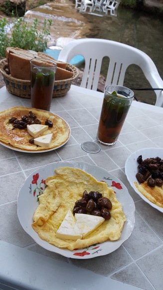 En ganska typisk marockansk frukost, myntate, ägg och bröd En ganska typisk marockansk frukost, myntate, ägg och bröd