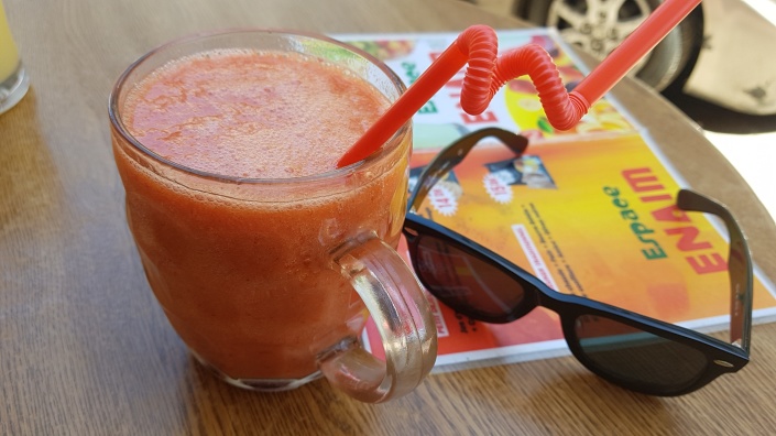 En härlig juice med persika, jordgubb, banan och apelsin