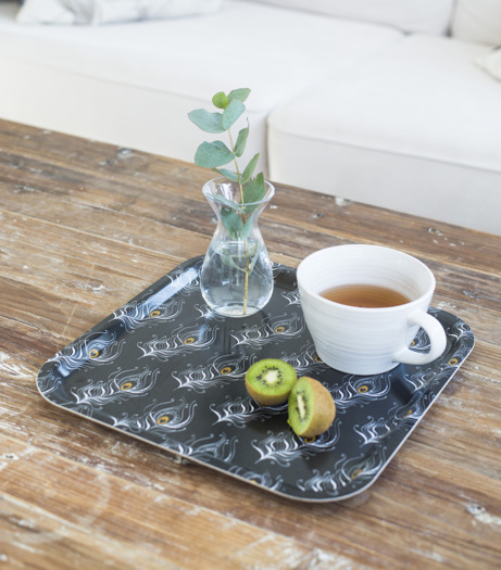 Bricka Feathers white är den perfekta presenten eller bara till dig själv. #present #gift #inredning #inredningsinspiration #interior design #interior decoration #tray #bricka #home #livingroom