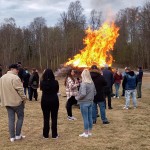 valborg folk vid eld 2