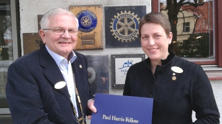 President Göran Sjögren överlämnar utmärkelsen Paul Harris Fellow till Anne Nilsson. President Göran Sjögren överlämnar utmärkelsen Paul Harris Fellow till Anne Nilsson.