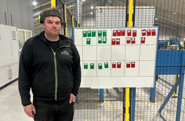 Kamishibai-tavlan för förbättring av operatörsunderhåll som Joel infört under sin praktik. Kamishibai-tavlan för förbättring av operatörsunderhåll som Joel infört under sin praktik.