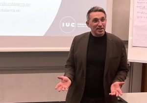 Patrick Kenger under en föreläsning på Högskolan i Gävle.