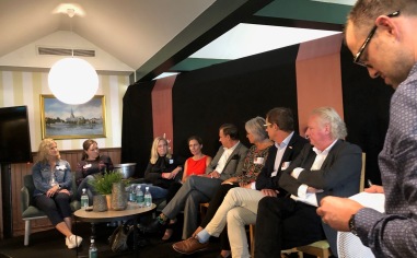 Anna Karin Tyskhagen, Matilda Bastman, Anna Stiwne, Lotta Andersson, Håkan Alfons, Tiina Ohlsson, Ulf Möller, Kjell Grundström samt moderator Jörgen Malmberg.