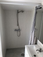 Dusch placerad på baksidan