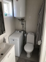 Toalett och tvättmaskin placerad på framsidan