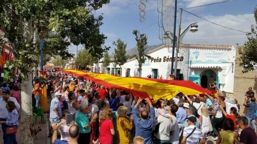 En femtio meter lång flagga bars in på området under nationaldagsfirandet. En femtio meter lång flagga bars in på området under nationaldagsfirandet.