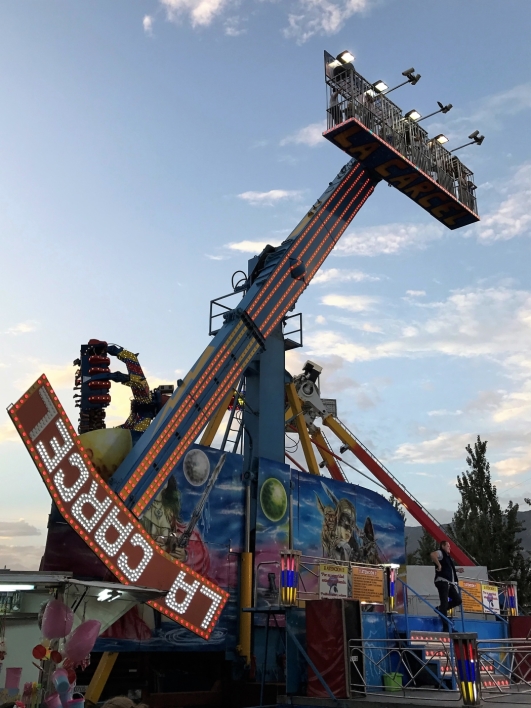 Karusellområdet! Antal attraktioner överskuggar nog Gröna Lund med råge. Och en sån här historia där man STÅR lös och ledig inuti en bur...ja, vete fan om den skulle få grönt kort i Sverige. Och fler fanns det! Karusellområdet! Antal attraktioner överskuggar nog Gröna Lund med råge. Och en sån här historia där man STÅR lös och ledig inuti en bur...ja, vete fan om den skulle få grönt kort i Sverige. Och fler fanns det!