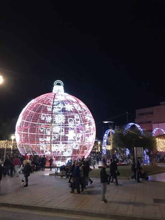 Julkulan på Plaza De Espana är stor, så stor att folk står inuti och fotograferar. Julkulan på Plaza De Espana är stor, så stor att folk står inuti och fotograferar.