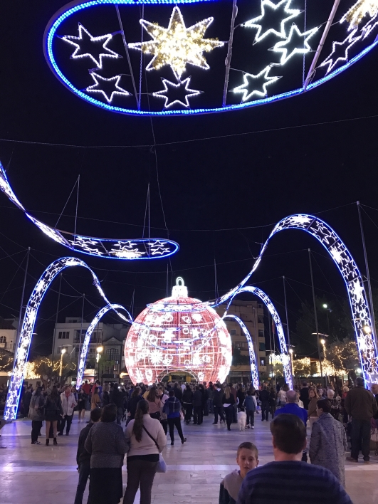 Varje heltimme fram till jul så bjuds man på en ljusspel à la Málagas x XL med tillhörande poplåt (se filmen) med jultema. Varje heltimme fram till jul så bjuds man på en ljusspel à la Málagas x XL med tillhörande poplåt (se filmen) med jultema.