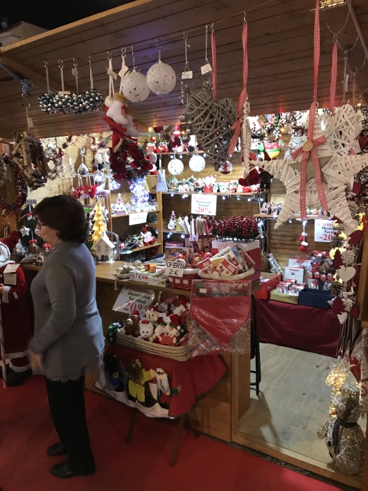 Bodarna på kyrktorgets julmarknad är fullproppade... Bodarna på kyrktorgets julmarknad är fullproppade...