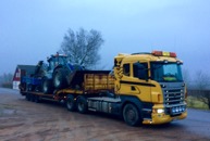 Trailerdragaren används vid flytt av maskiner. Trailerdragaren används vid flytt av maskiner.